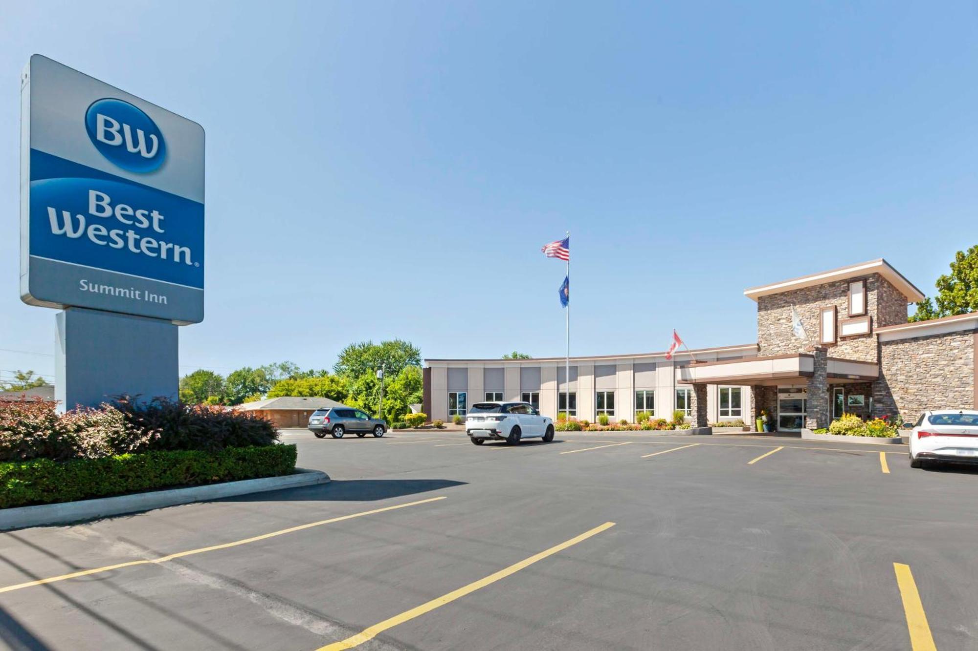 Western Summit Hotel 3*