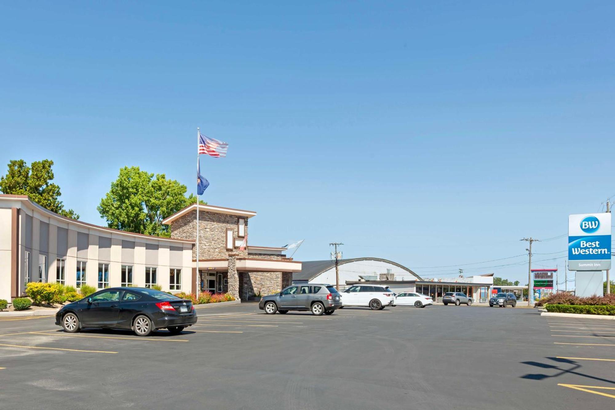 Western Summit Hotel 3*